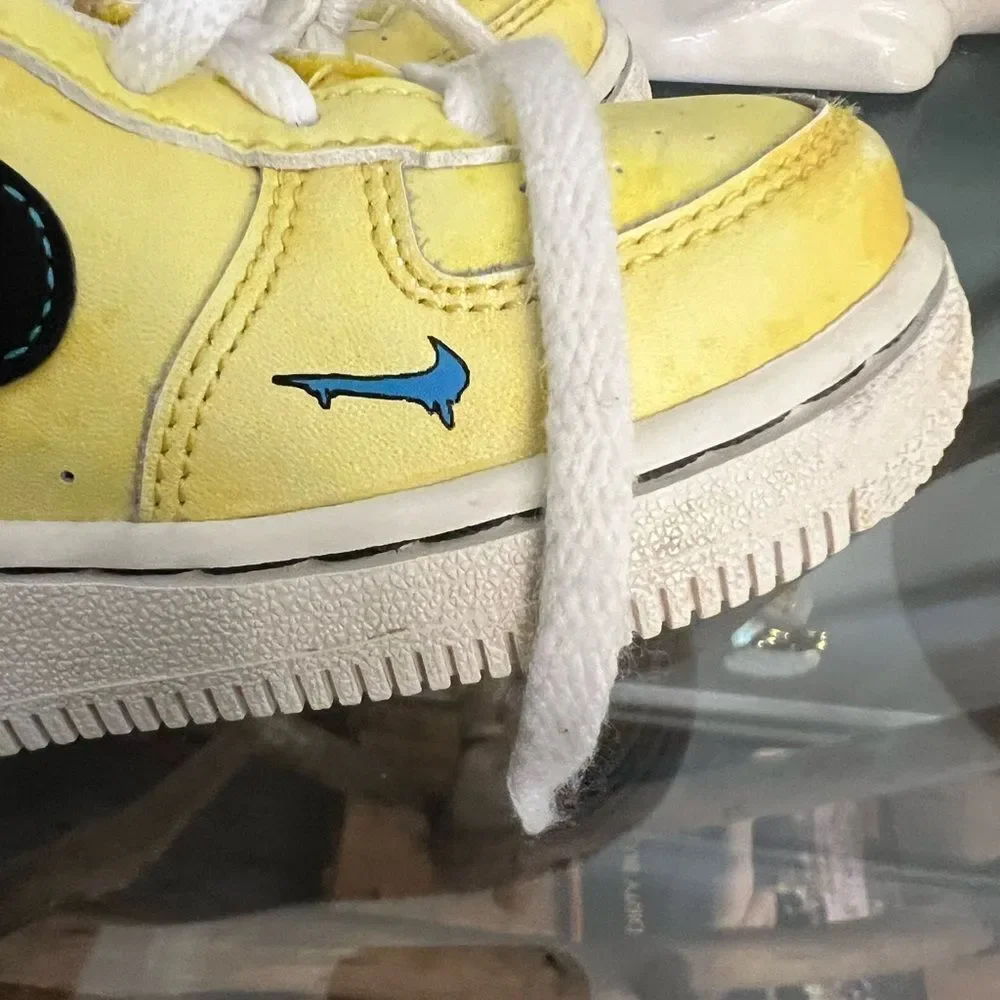 Nike Kids Yellow smiley face AF1 kids Sneakers. Size 6c